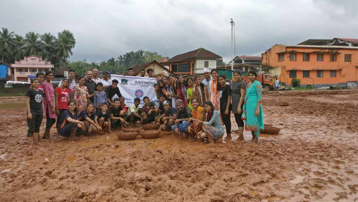 ಪೊಳಲಿ ದೇವಸ್ಥಾನದಲ್ಲಿ ವಿದ್ಯಾರ್ಥಿಗಳ ಶ್ರಮಾದಾನ